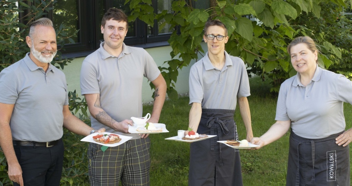 Mitarbeiter präsentieren das Waffel Quartett Waffel Quartett Mitarbeiter