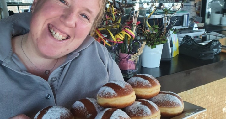 Mitarbeiterin mit Krapfen im Kowalski Panoramabar